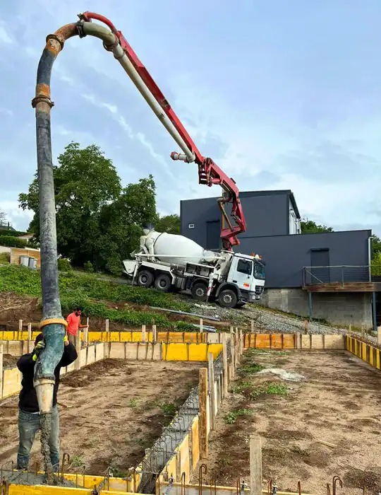 Camion à toupie avec pompe sur le chantier