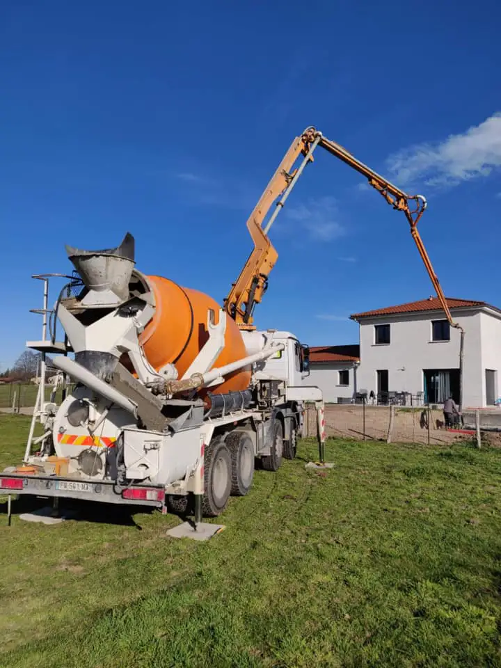 Camion toupie en livraison sur chantier