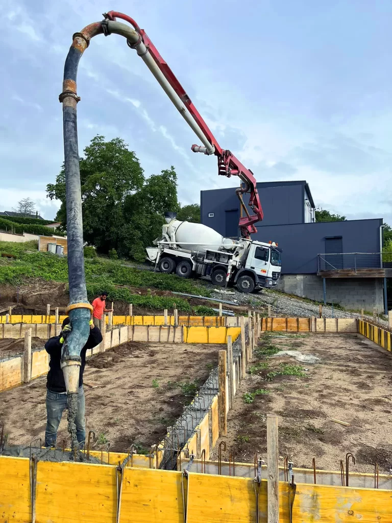 Ouvrier qui travaille sur le chantier d'une maison