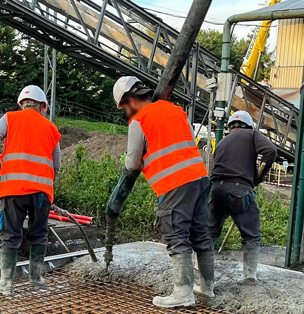 Ouvrier avec du béton qui coule