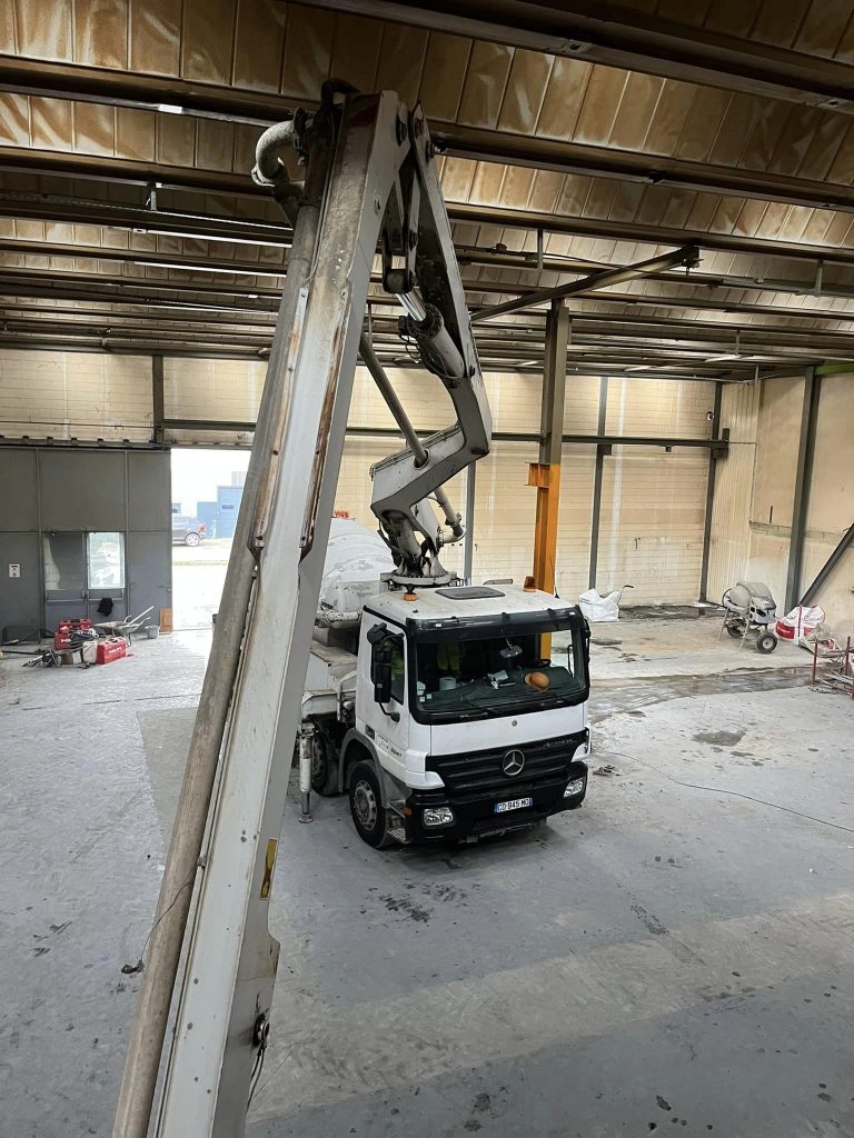 livraison béton dans un bâtiment industriel